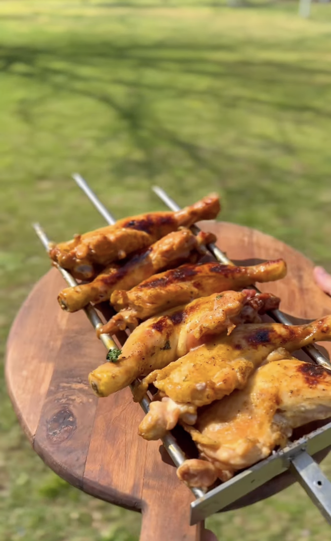 Pollo al spiedo con salsa de naranja